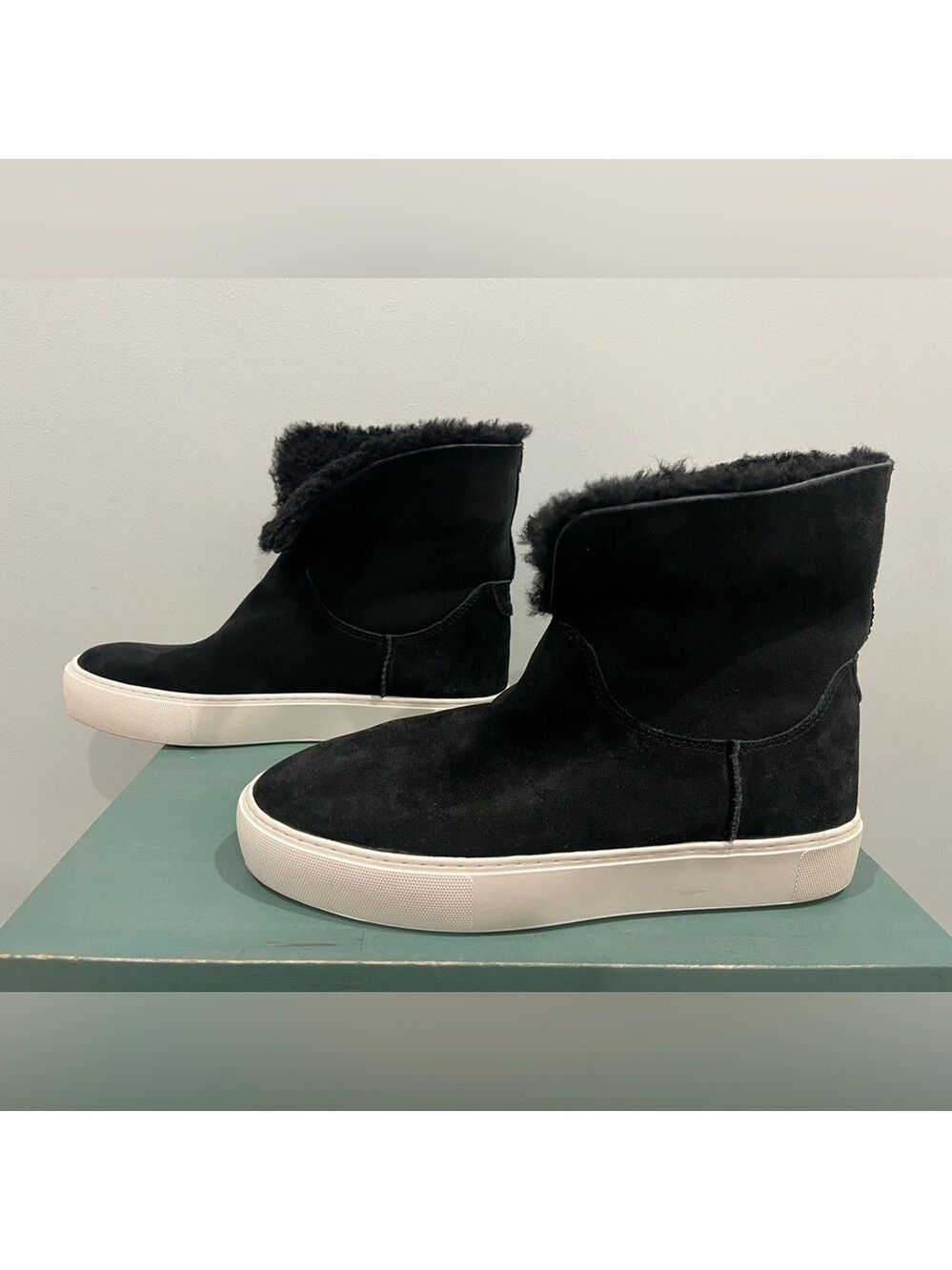 UGG Lynus cuffable Black Suede Fur-Lined sneaker 9.5 Boots